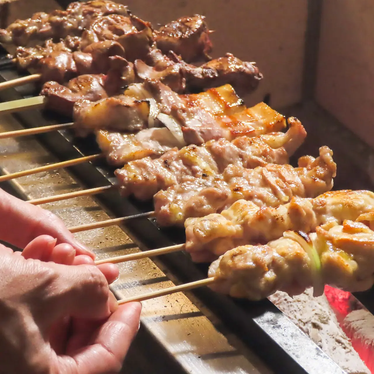 炭火で焼く焼き鳥