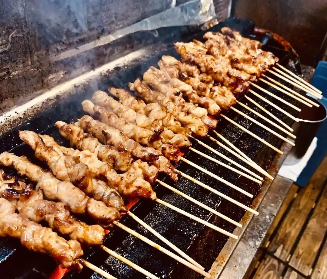 炭火で焼くやきとり