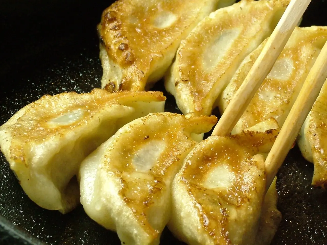 鉄鍋で焼いた餃子