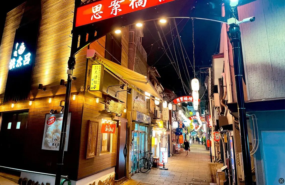 横丁の入口と思案橋横丁店（夜）