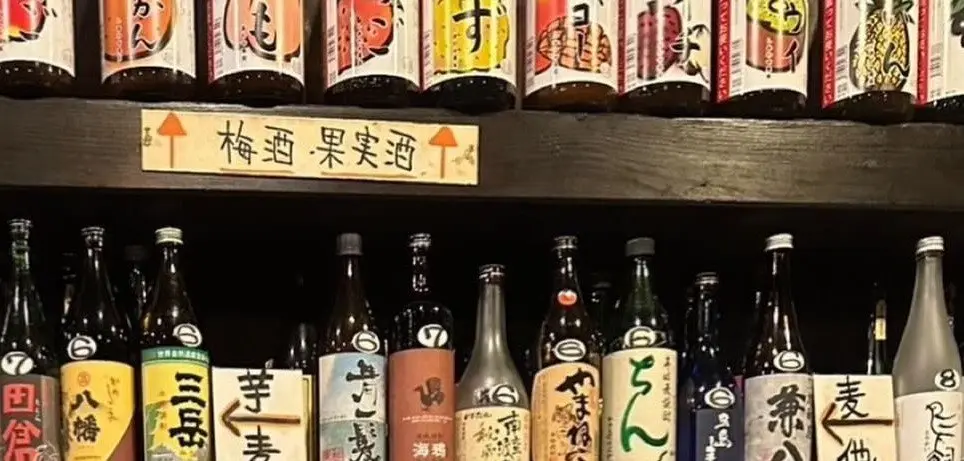 焼酎と果実酒の瓶が並ぶ棚