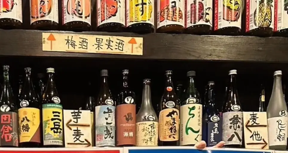焼酎と果実酒の瓶が並ぶ棚