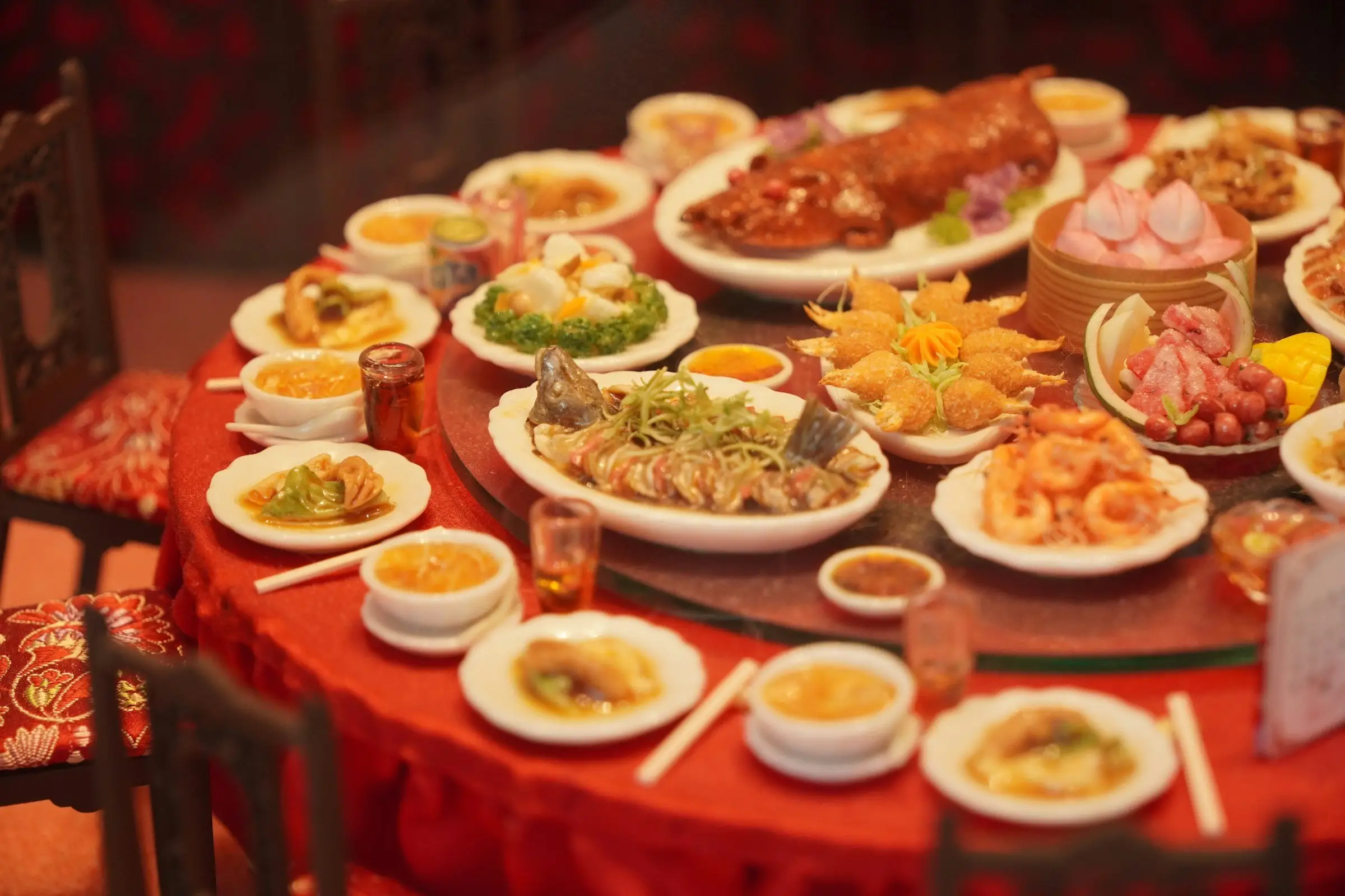 赤い円卓に並んだ中華料理(イメージ)